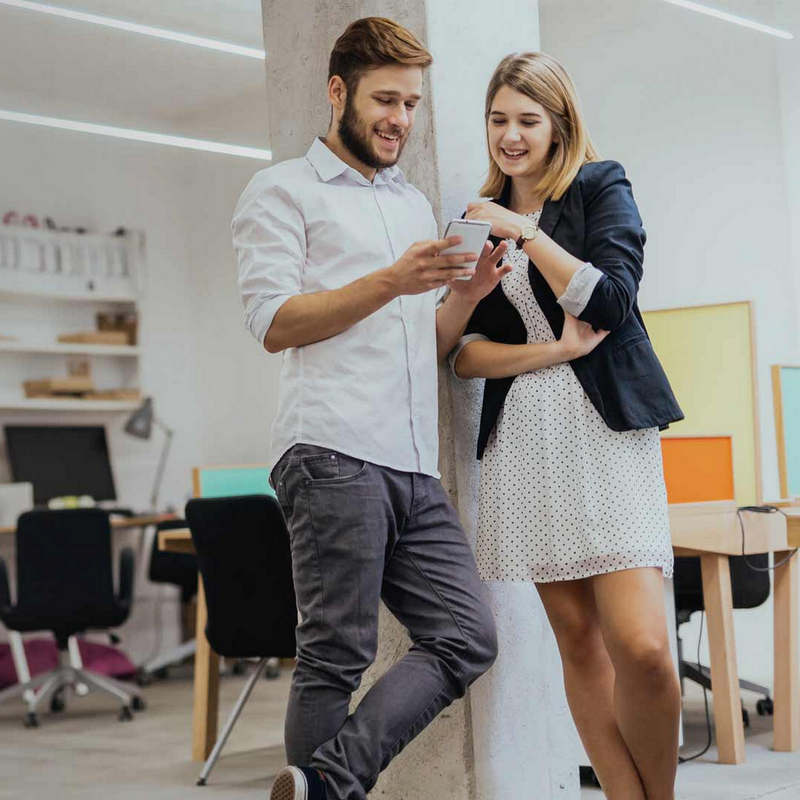 2 junge Erwachsene mit Smartphone